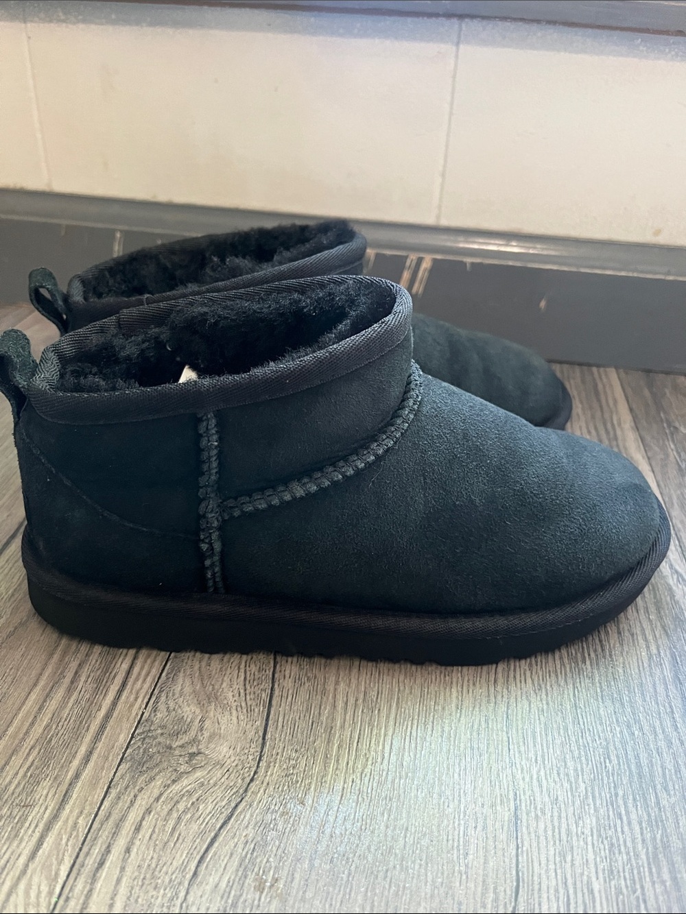 UGG Kids Classic Ultra Mini Boot - Black Size 2 - Picture 2 of 13